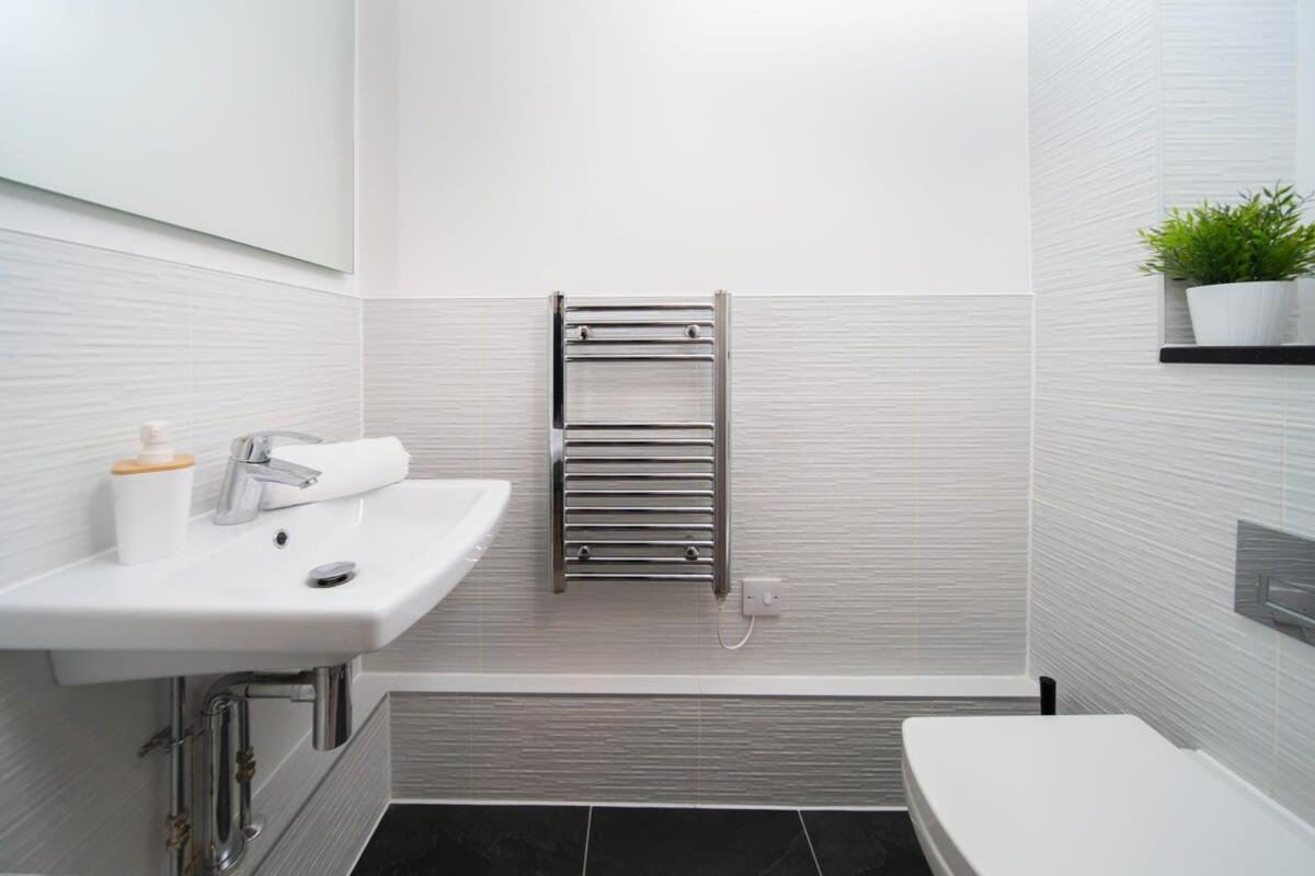 Deluxe Apartment Near Cabot Circus W Parking Sleeps 5 Μπρίστολ Εξωτερικό φωτογραφία